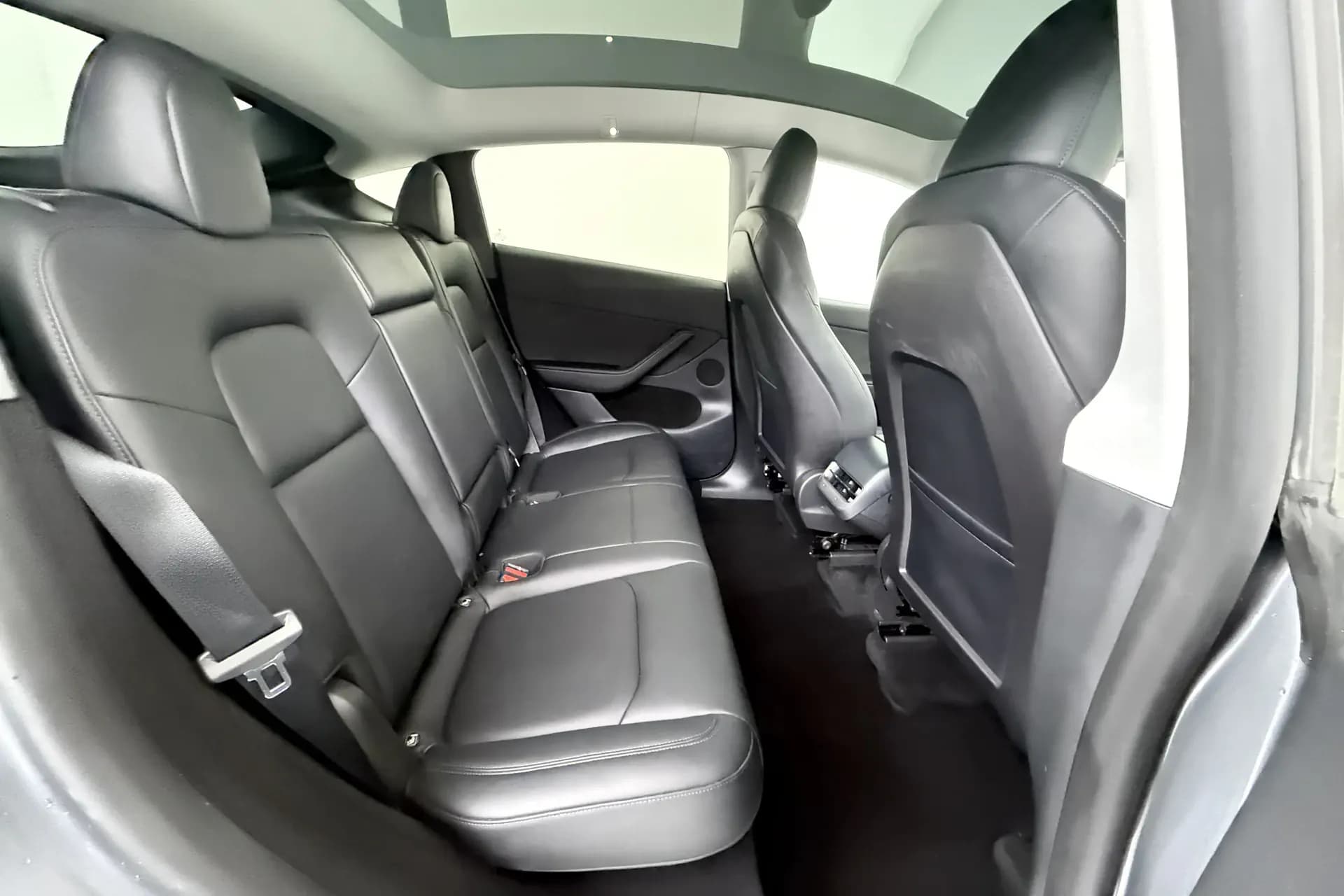 Tesla Model Y Bordeaux vue 5 Tesla Model Y en leasing sans apport à Bordeaux — vue 5